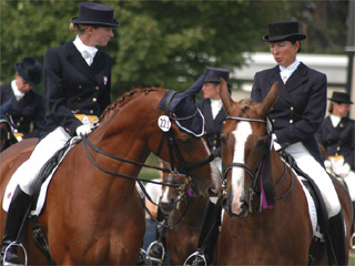 Tina on <i>Amicelli</i> (L) and Ute on <i>Maximus</i> (R),<br>at the ribbon presentation at the Ottawa CDI